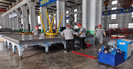 河北超德機械為湖北客戶自主研發(fā)制造封頭翻轉(zhuǎn)焊接變位機